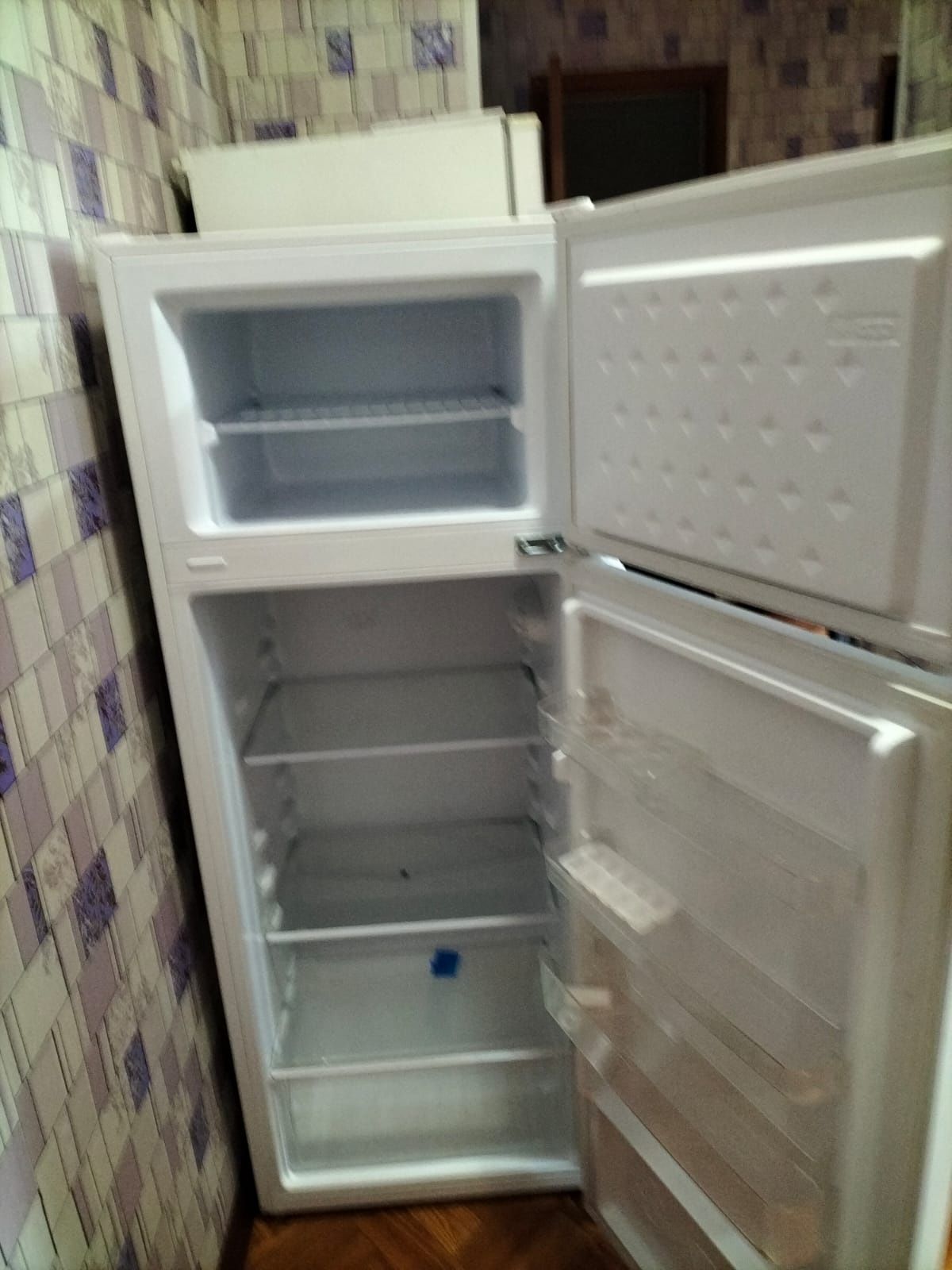 Холодильник, стиральная, стол круглая продаётся.