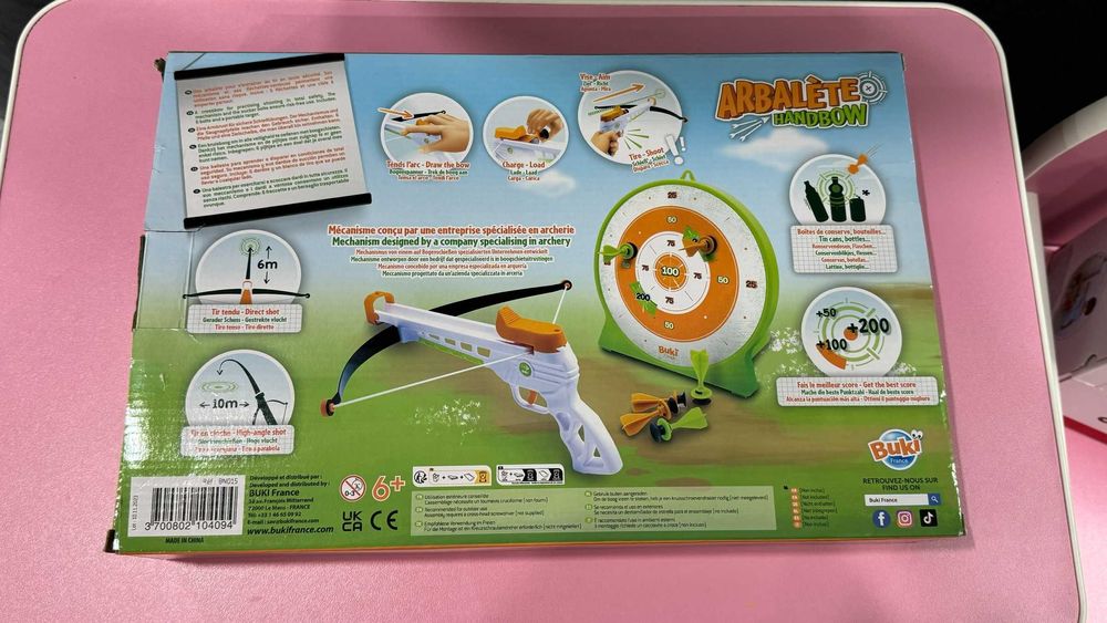 Арбалет, карта на света ,лаптоп, майсторска масичка,матю, топка