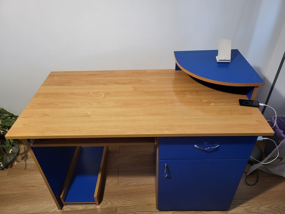 Bibliotecă  cu multe rafturi + birou, cameră de tineret, de studiu