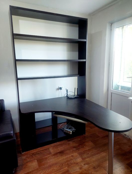 Продам стол с полками.