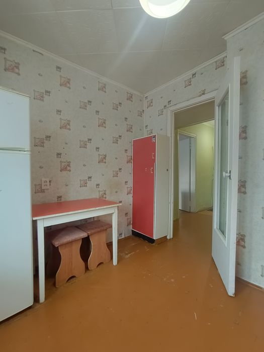 Кухонный гарнитур и стол