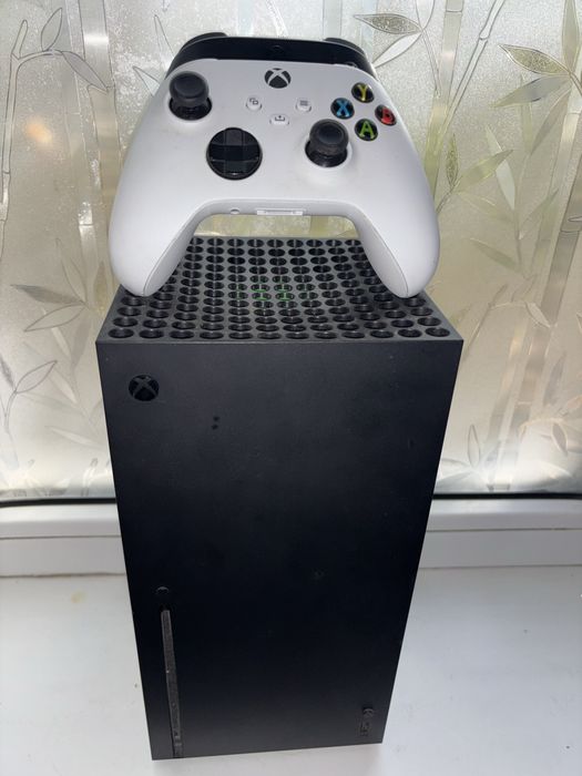 Продам xbox series x и 2 геймпада