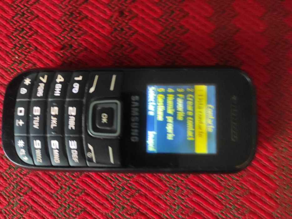 Telefon Samsung cu taste, mic, robust și practic.
Telefonul este în pe
