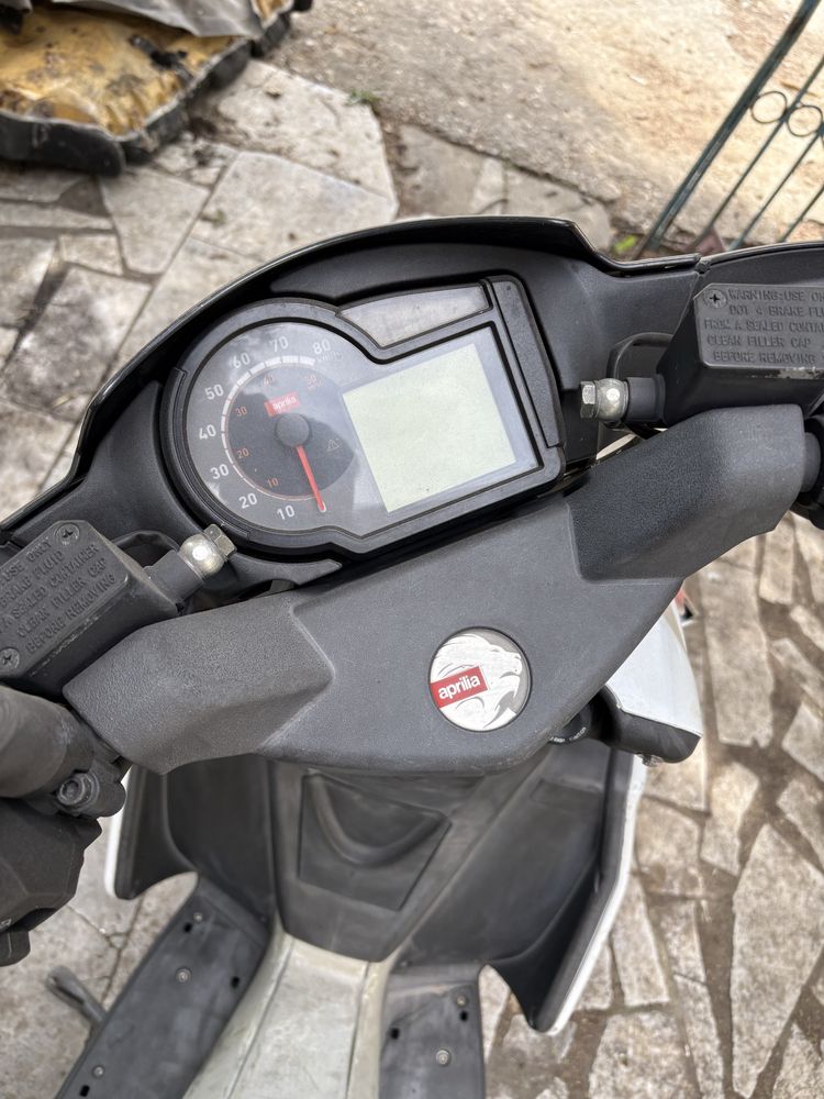 Скутер Aprilia SR