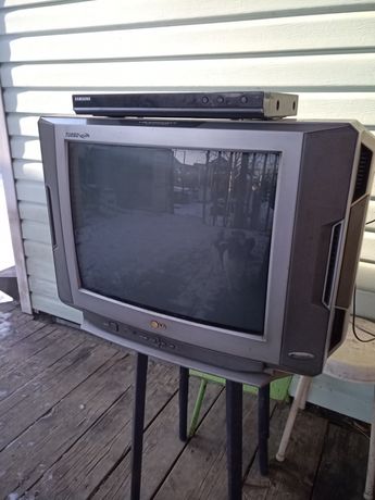 Телевизор и DVD-проигрыватель