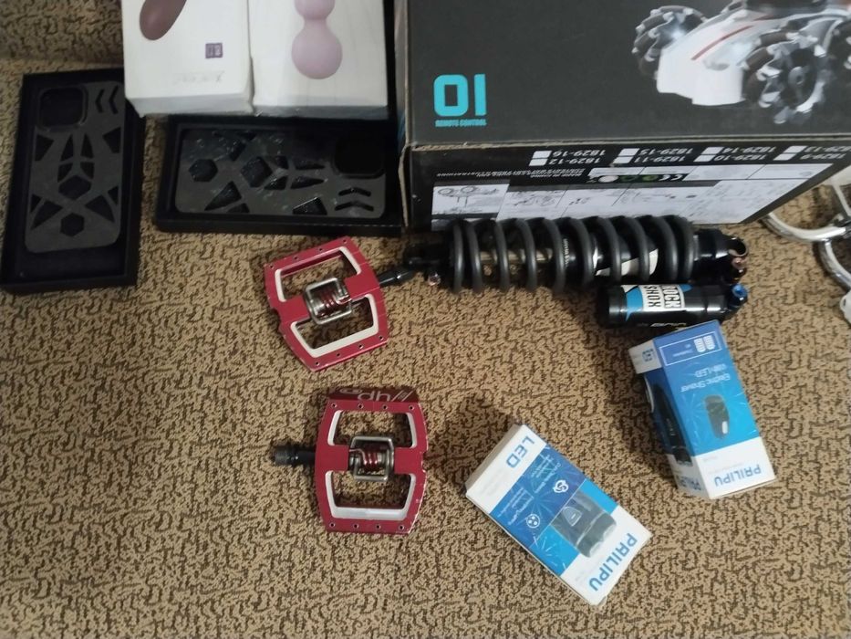 Куча всякого от взрослых до детских игрушек почти все новое дешево