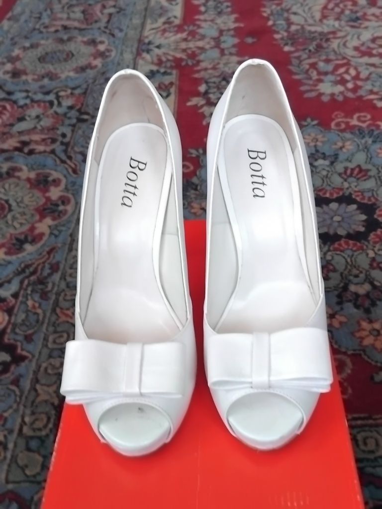 Pantofi din piele