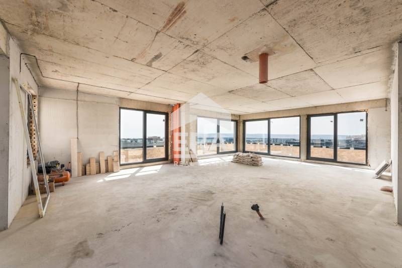 Многостаен пентхаус за продажба, с големи стаи и морска панорама, в но