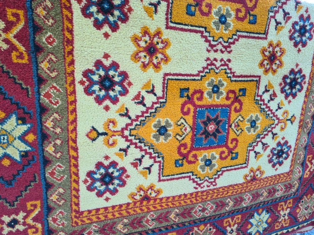 Продаётся скатерть и ковёр.