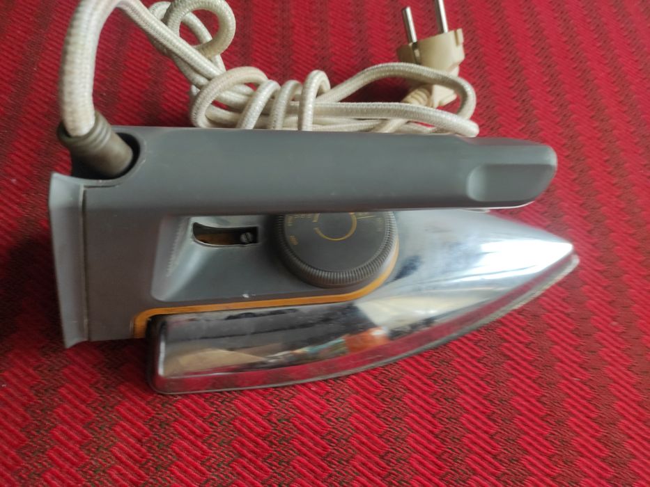 Fier de călcat Philips din inox, calcă excelent