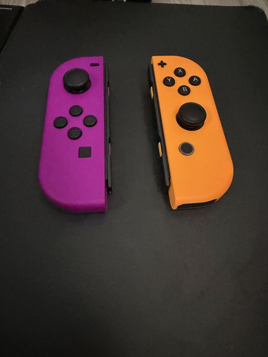 Nintendo joycons mov si portocaliu