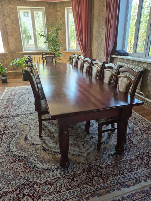 Стол в гостиную  из чистого дерева