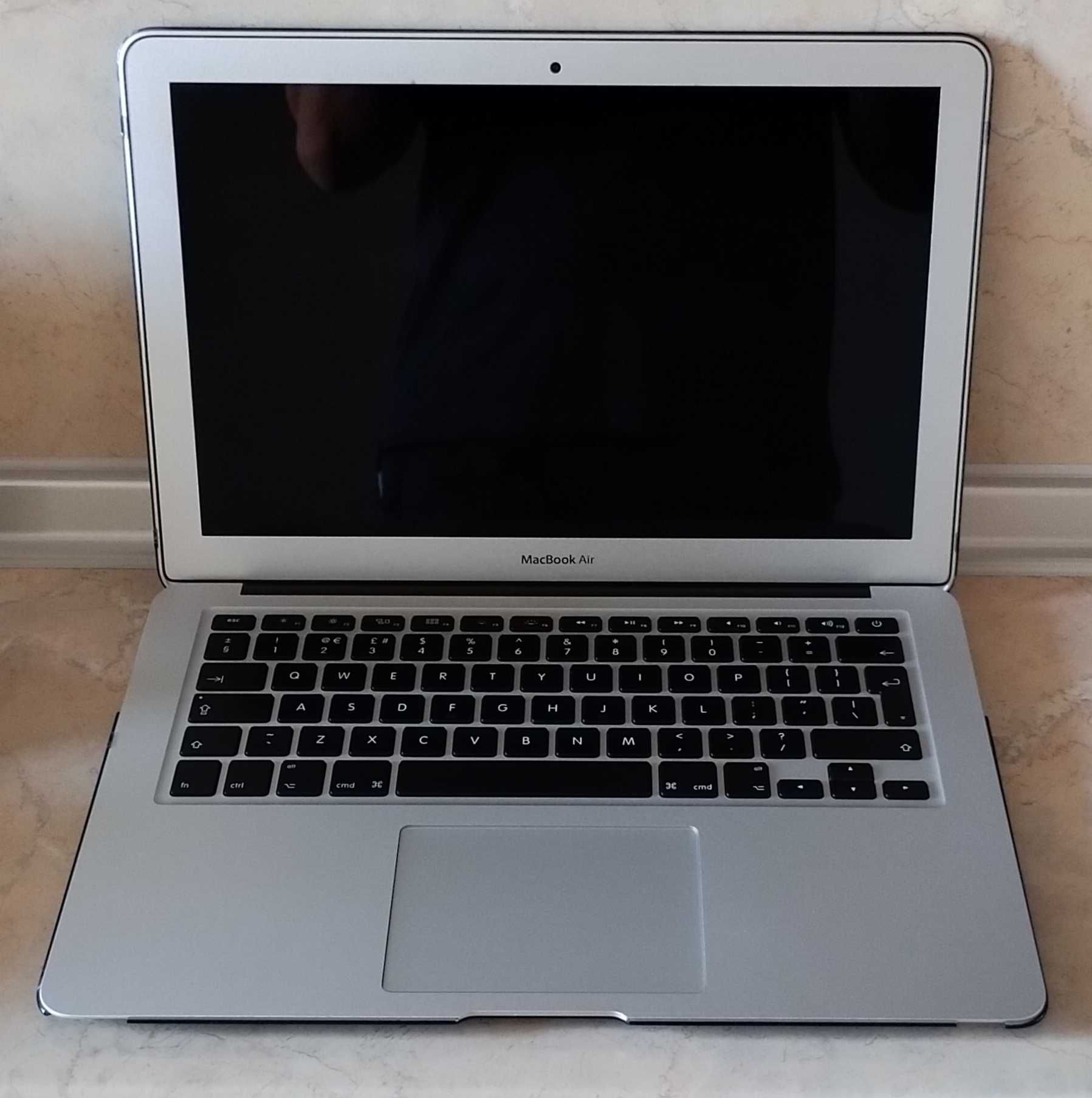 MacBook Air 13,3 инча (А1466) - пълен комплект (като нов) + подарък