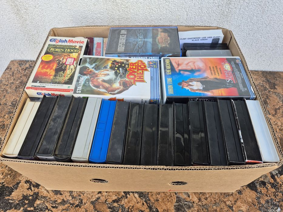 Vând 53 casete video VHS originale colectie de filme din anii 1970-'90