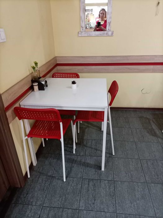 Продавам столове и маси за кафене или заведение