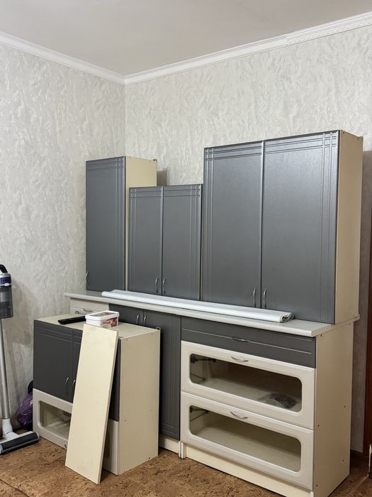 Продается кухонный гарнитур, подставка для телевизора, стенка