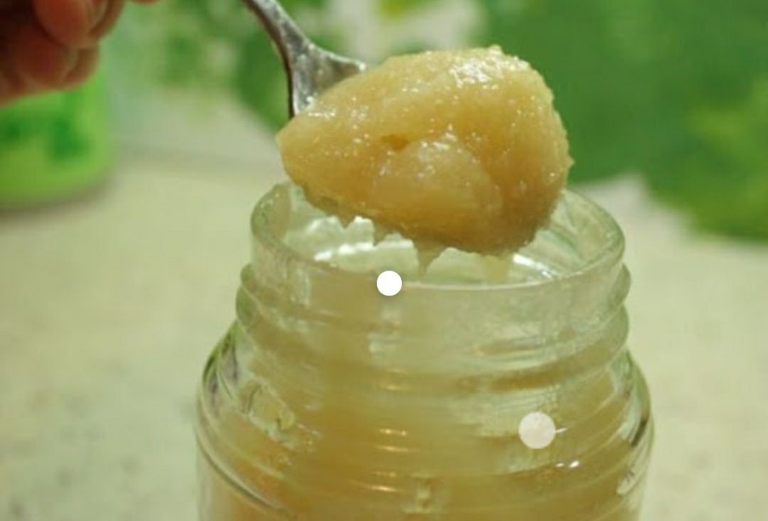 Мёд чистый натуральный, без добавления добавок сахара.