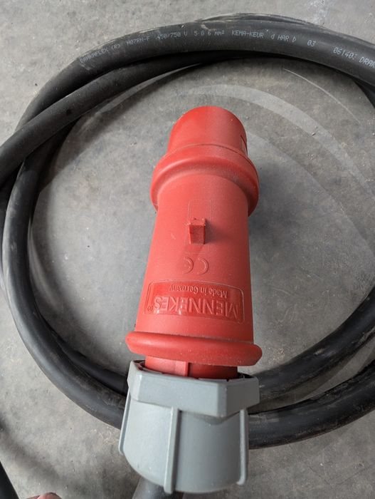 Cablu trifazic cu priza