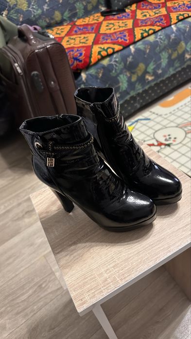 Продам осенние полусапожки на высоком каблуке.