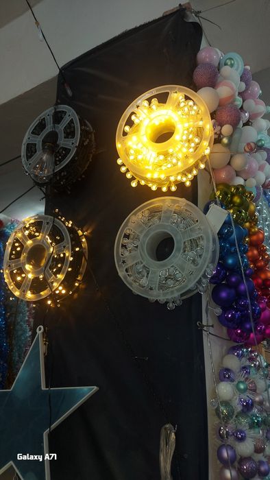 Гирлянды всех типов в продаже.