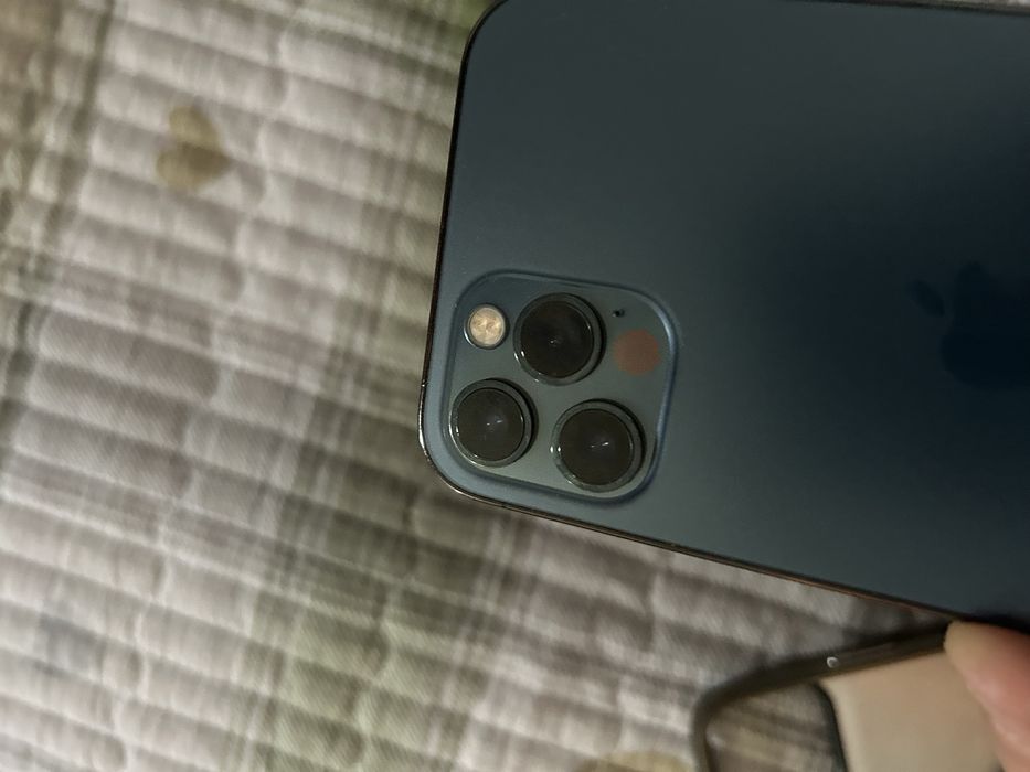 Айфон 12 про идеал по корпусу, Айфон 7 минус на фото, оба заблокирован