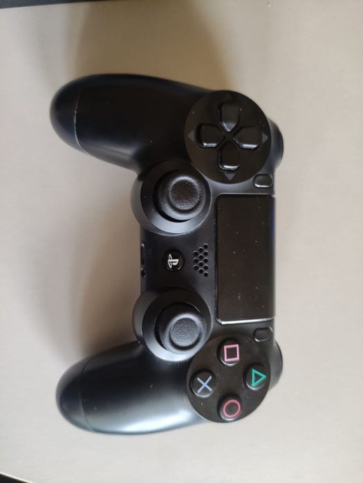 Vând PS4, 2 controlere, jocuri instalate