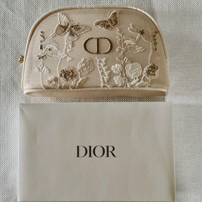 Чантичка козметична на Dior и гримове