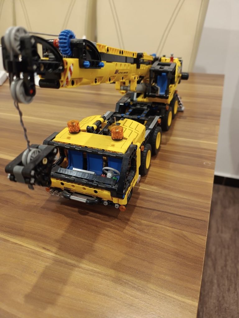 Lego tehnic -macara și buldozer