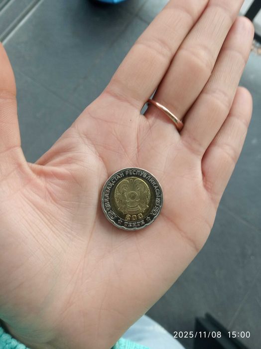 Продам монету 200 тенге 80 лет