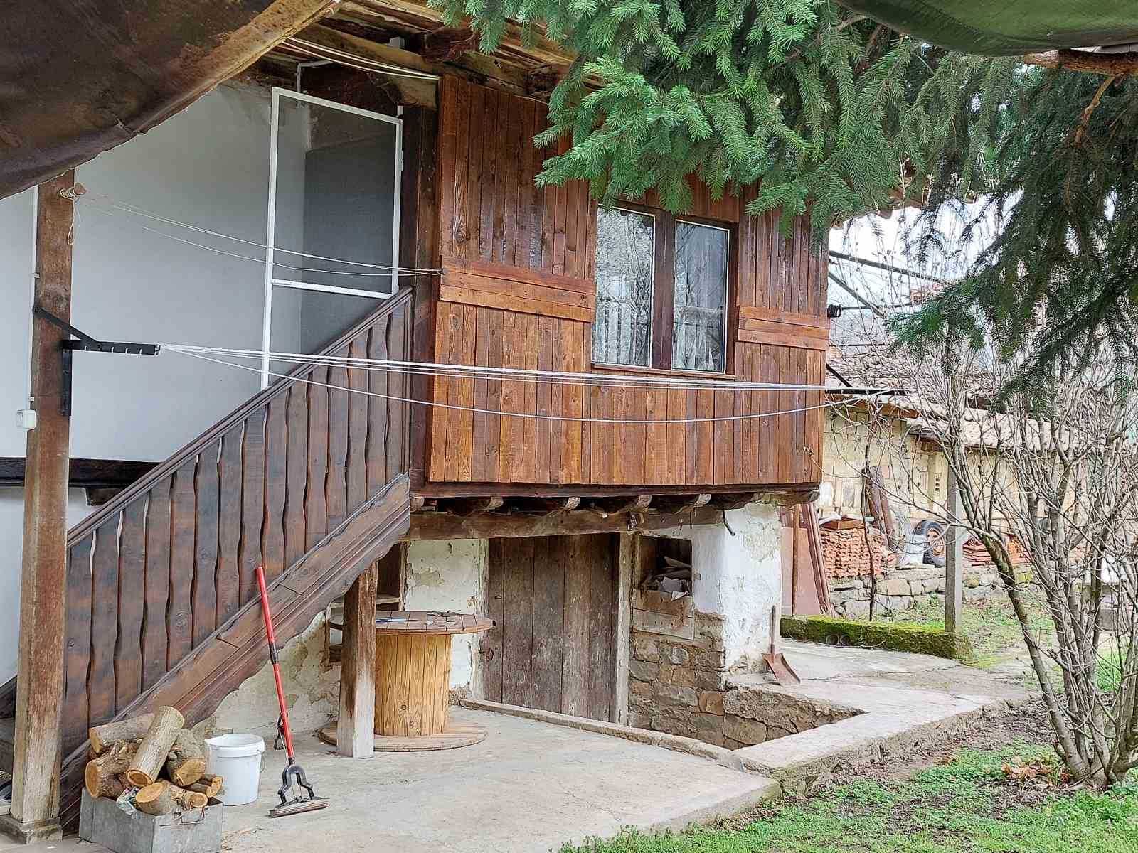 Реновирана къща с двор в гр. Златарица