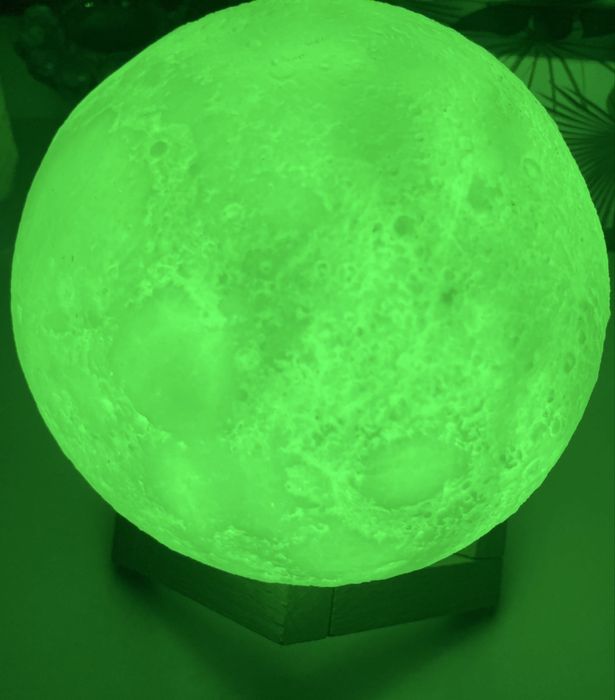 Lampă 3D Luna – RGB, cu suport din lemn
