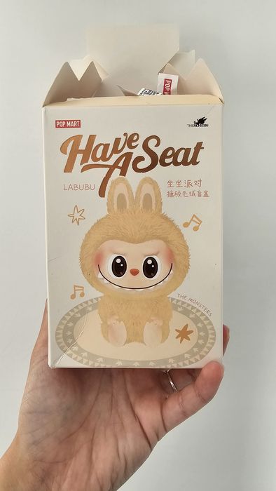 Vand Labubu -Dada Have a seat