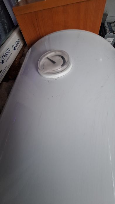 Vând boiler electric  de 80 litri