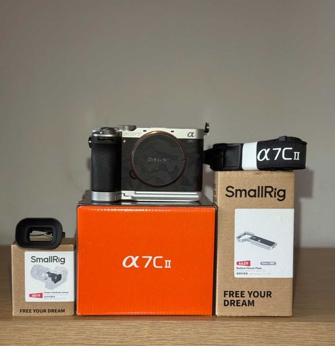 Sony A7C II сребрист фотоапарат + аксесоари подарък