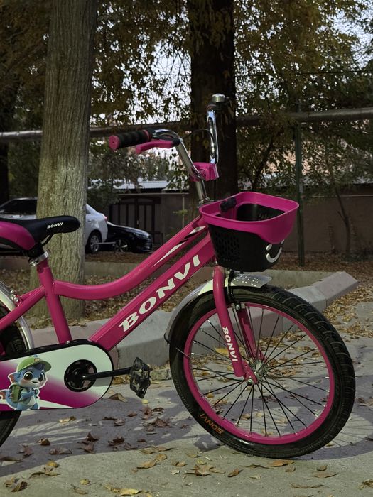 Яркий велосипед для девочки