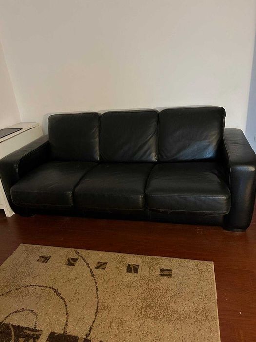 Canapea din piele naturală neagră – elegantă, confortabilă și practică