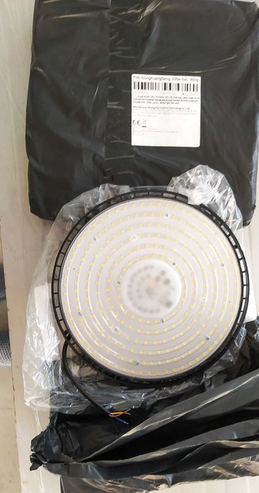 Продавам нова LED промишлена лампа таванен тип, 200W