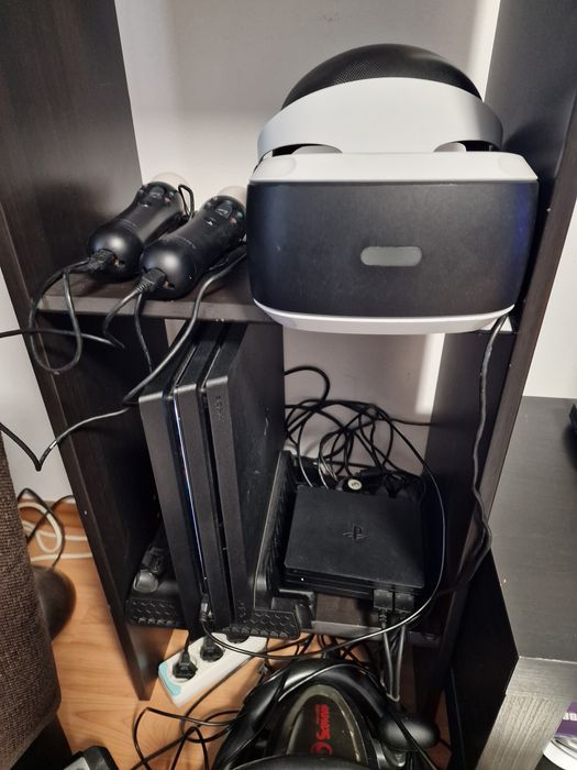 Vând  consola PS4  1 Tera pachet