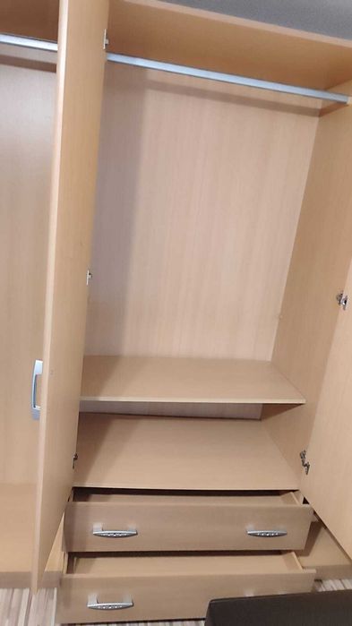 Dulap Mömax în 4 uși cu două oglinzi.