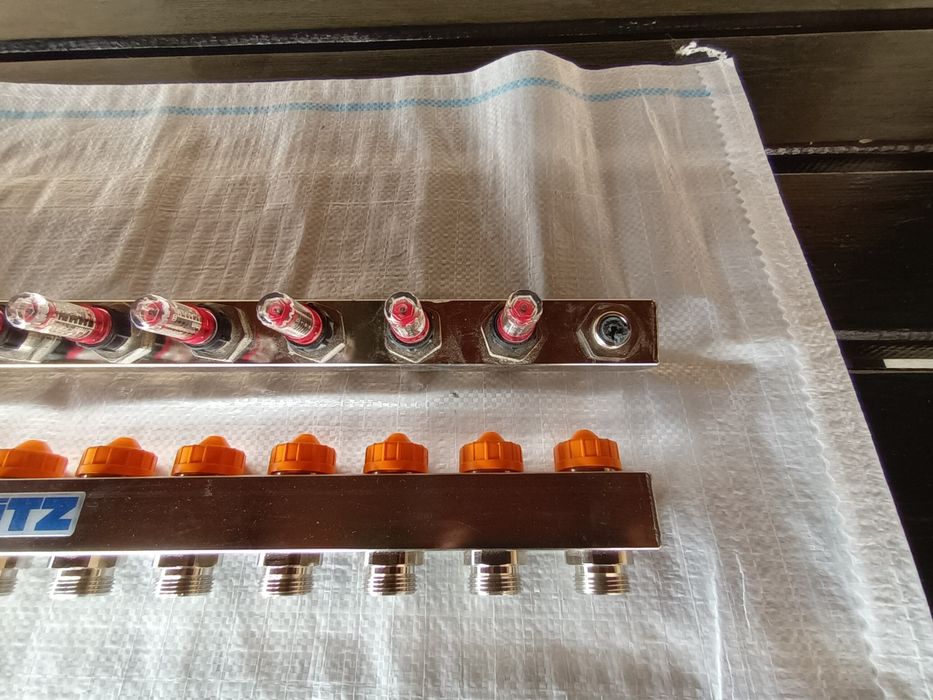 Vând distribuitor cu12 grupuri pentru încălzire în pardoseala