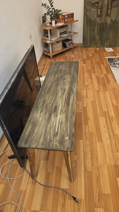 Продавам маса за телевизор