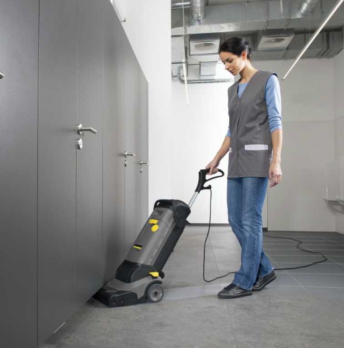 Inchiriez masina profesionala de curatat pardoseli Karcher BR 30/4 C