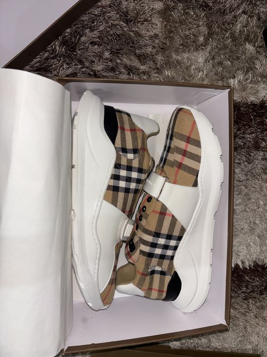 Adidasi Burrberry marimea 44