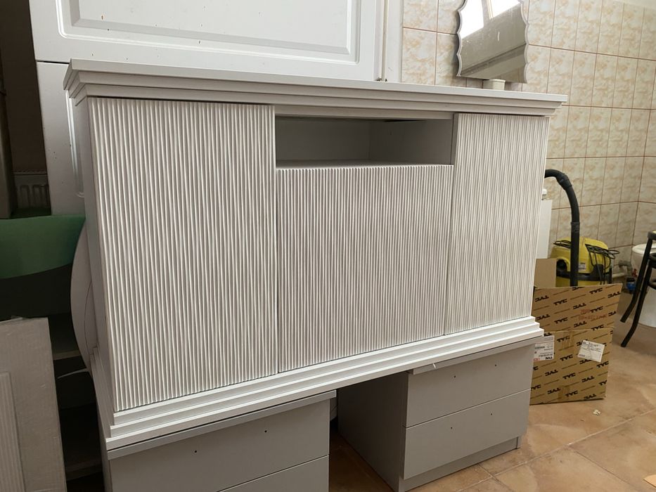 Comoda tv, pat de 160/200 alb si 2 noptiere albe  ( nou )!!