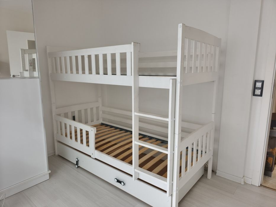 Бяло двуетажно легло за деца