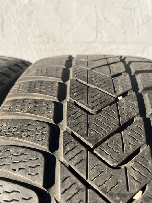 2 бр. зимни гуми 235/45/18 Pirelli DOT 4019 5,5 mm
