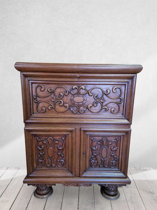 Шкаф барче масив с уникална дърворезба