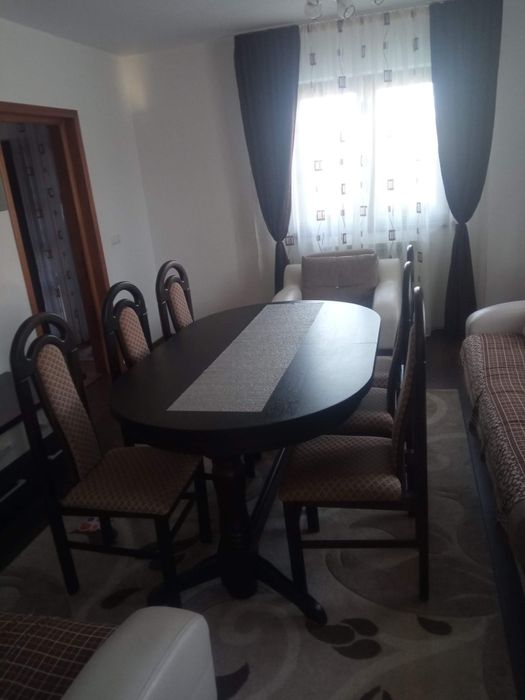 Masa extensibila pentru 12 persoane cu 6 scaune