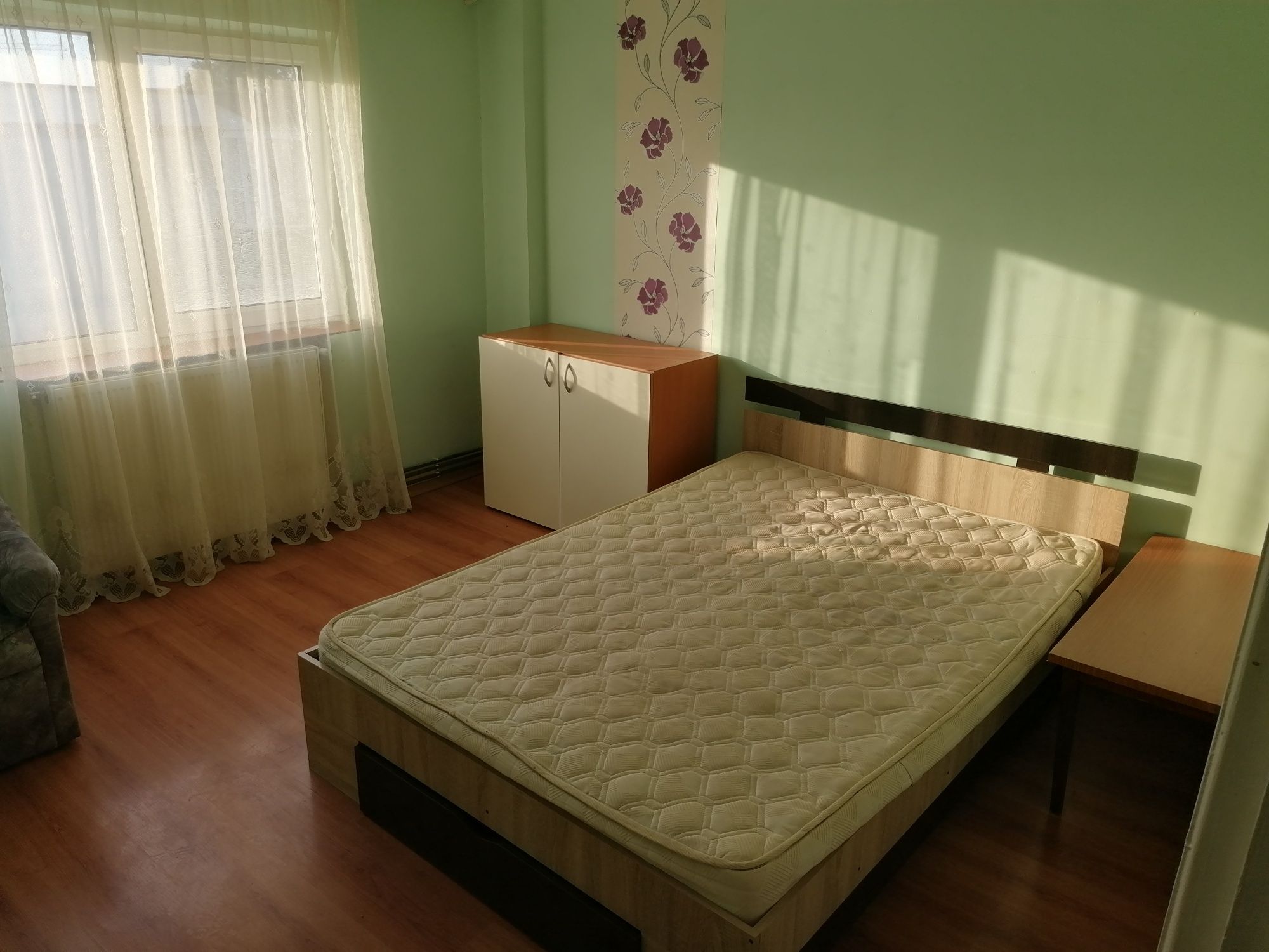 Închiriez apartament 2 camere decomandat