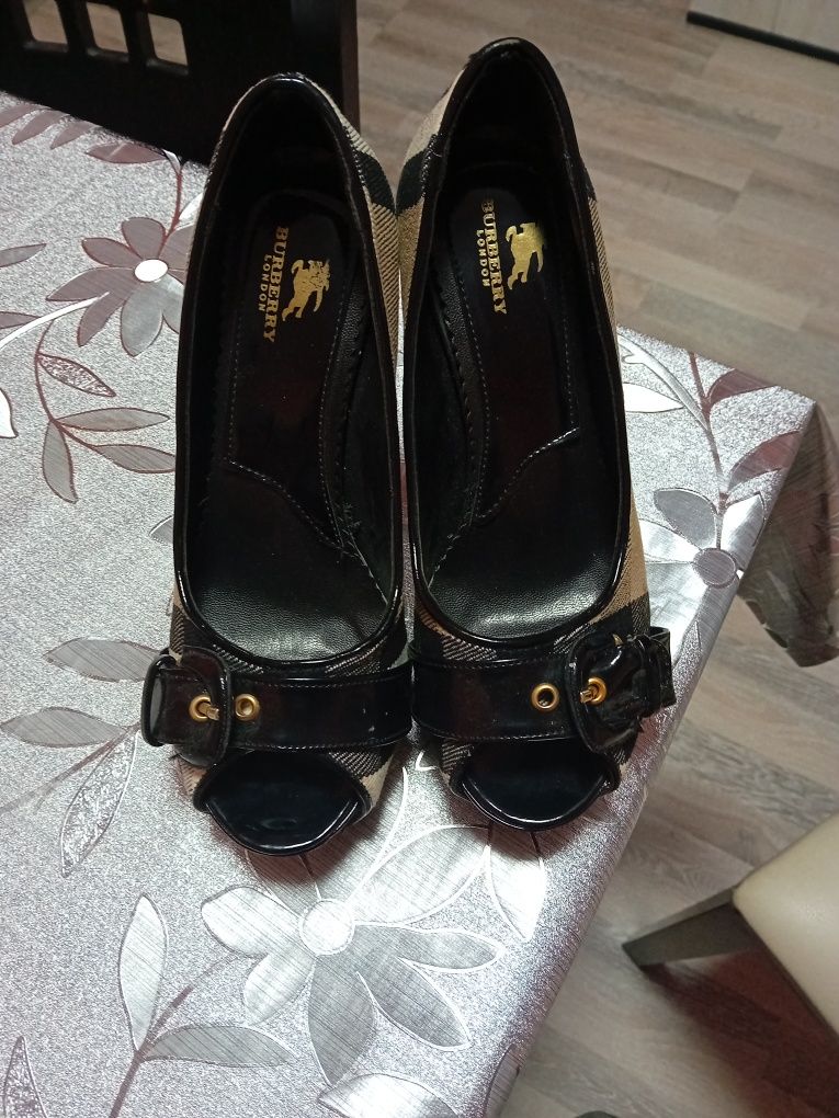 Оригинални дамски обувки "Burbarry "